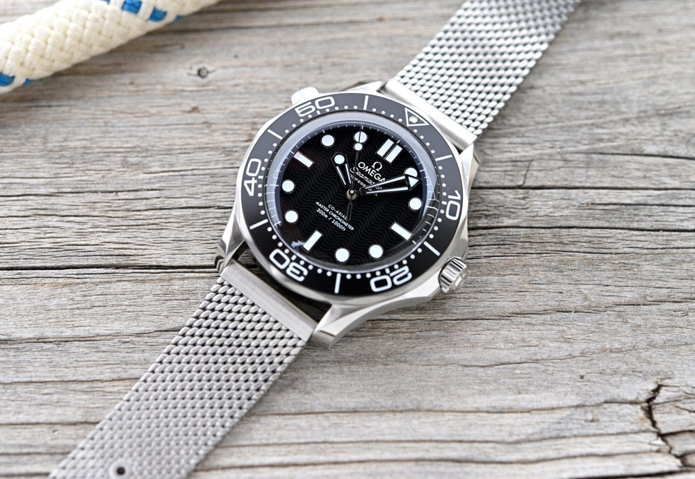 Две стальные модели Seamaster Diver 300M No Date с черным и серебристым циферблатом, Seamaster Diver 300M No Date из титана и Bronze Gold в зеленом цвете и Seamaster Diver 300M 007