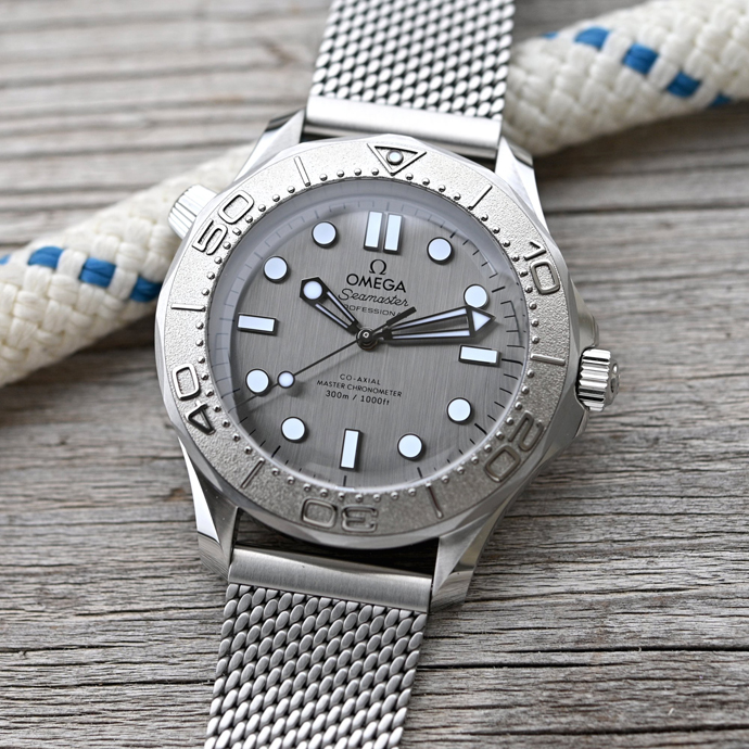 Две стальные модели Seamaster Diver 300M No Date с черным и серебристым циферблатом, Seamaster Diver 300M No Date из титана и Bronze Gold в зеленом цвете и Seamaster Diver 300M 007