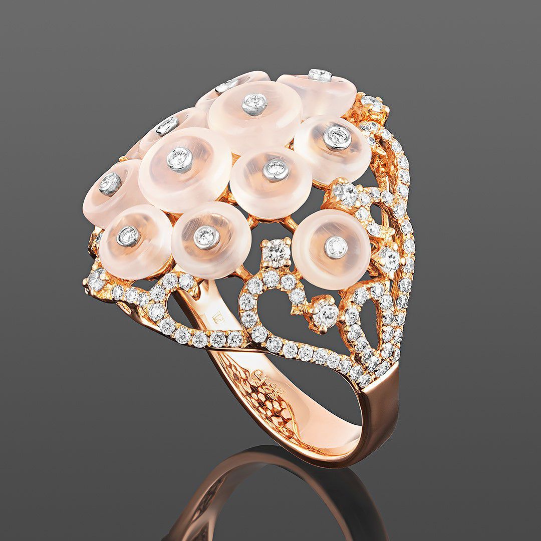 Золотое кольцо с бриллиантами и лунными камнями