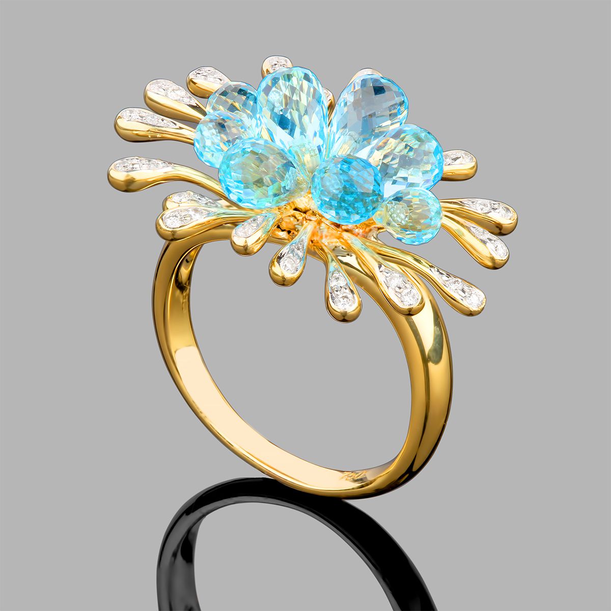 Золотое кольцо с бриллиантами и топазами