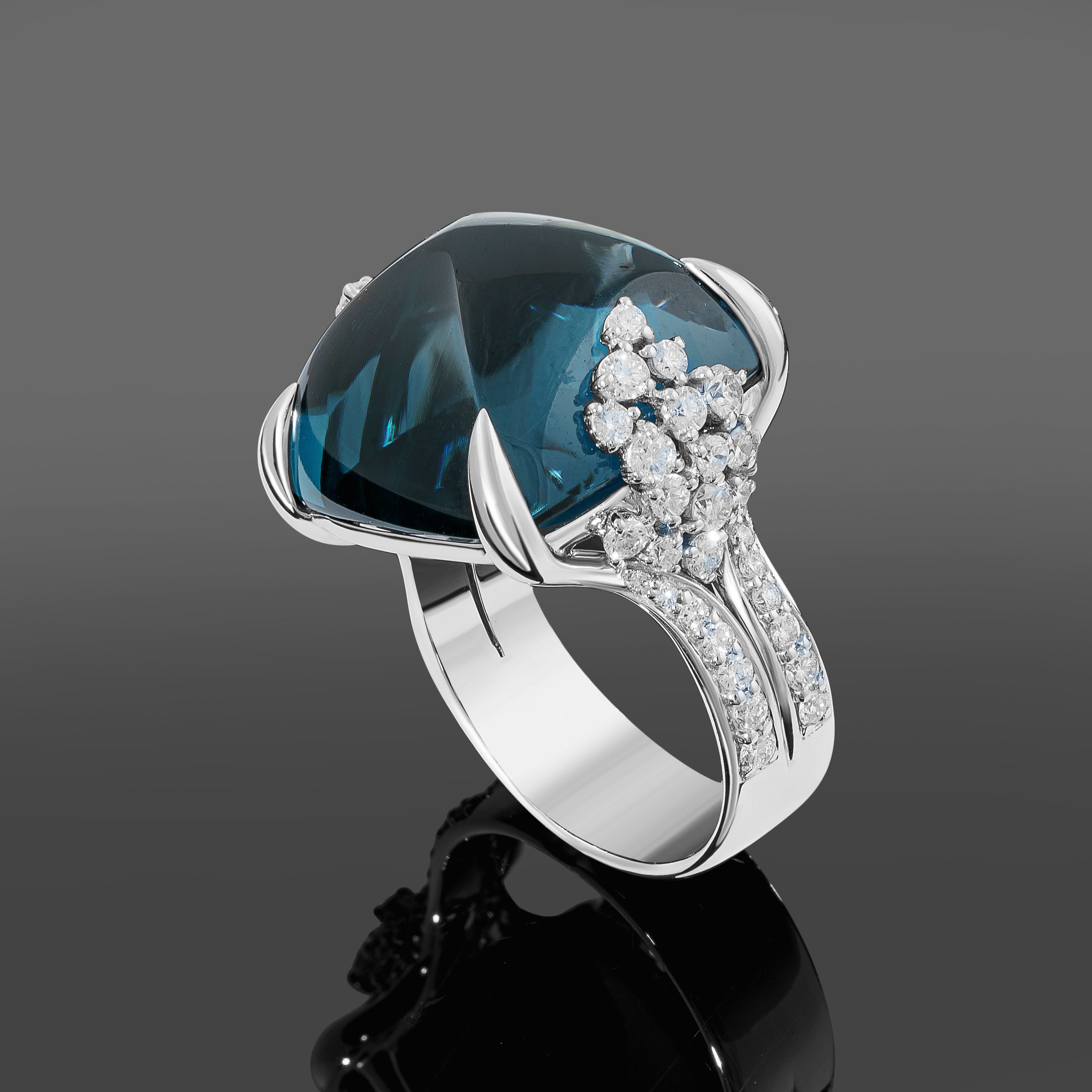 Золотое кольцо Chimento с бриллиантами и топазом