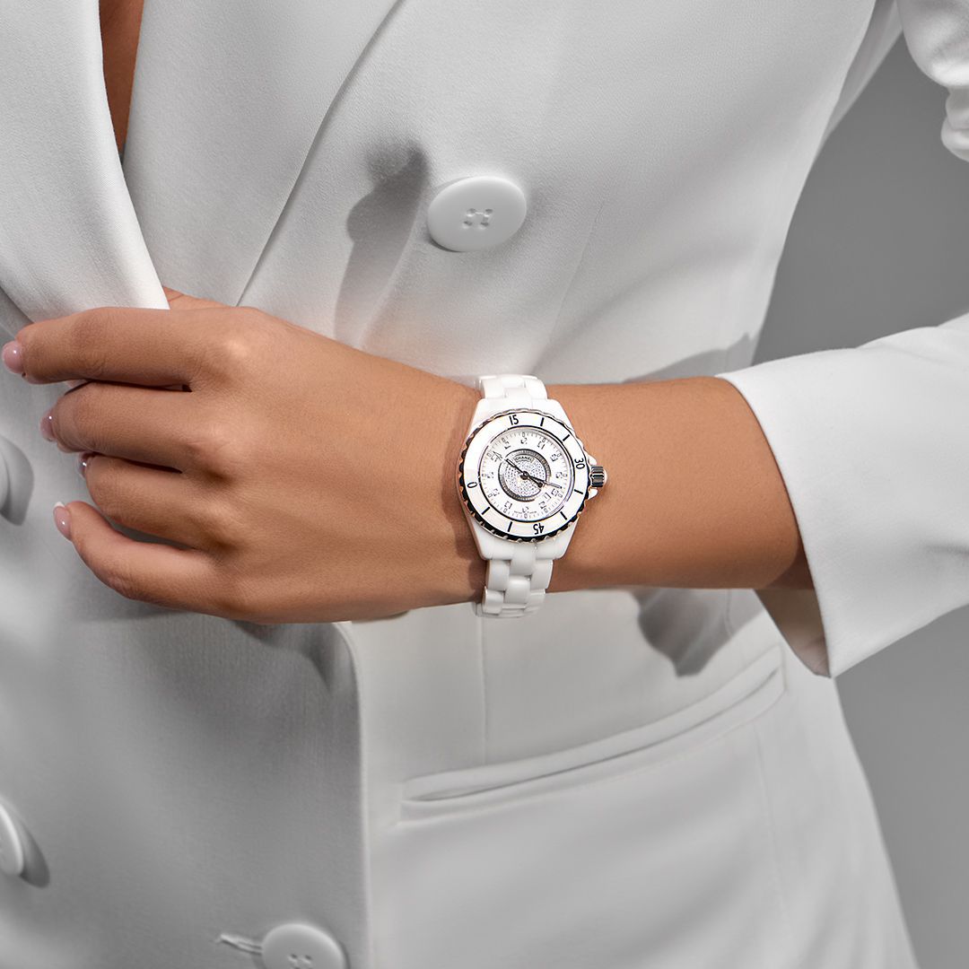 Продажа часов Chanel J12 Pave Quartz в салоне «Emporium Gold» в Москве