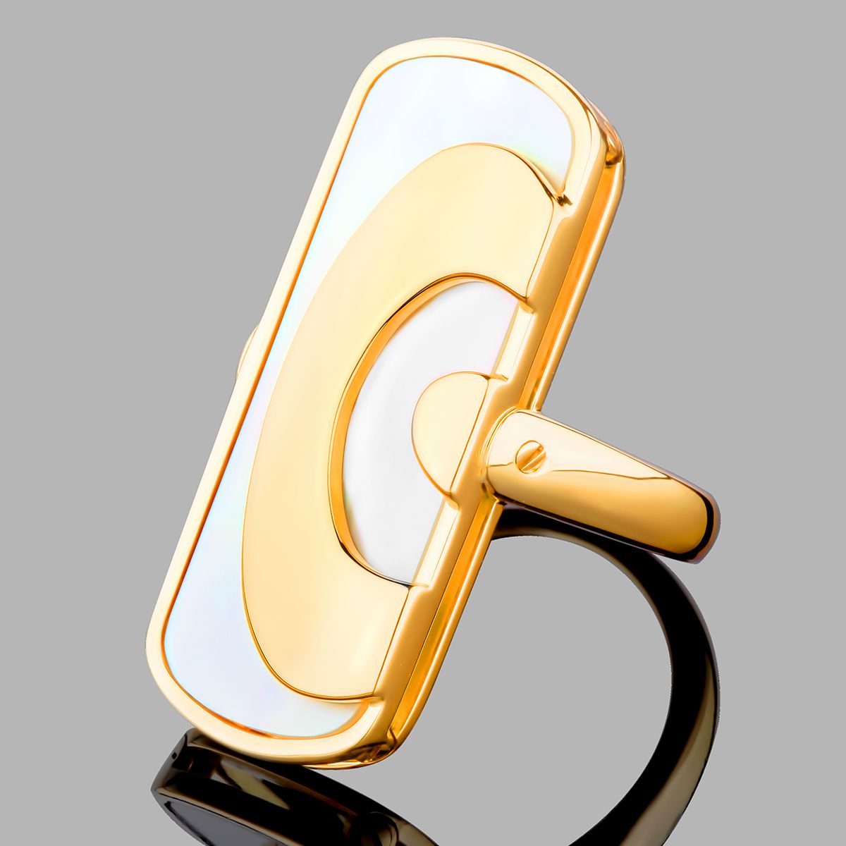 Золотое кольцо Bvlgari с жемчужной эмалью