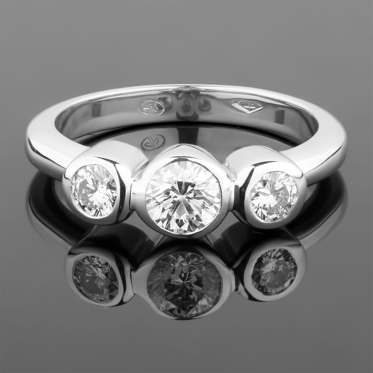 Золотое кольцо с бриллиантами 0.70Ct