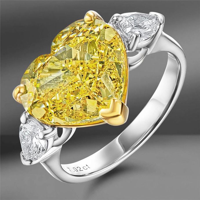 Бриллиант The Golden Empress весом 132,55 карат и 8 камней-спутников, полученных из алмаза весом 299 карат и принадлежащих компании Graff Diamonds, а также ювелирные украшения с фантазийными желтыми бриллиантами