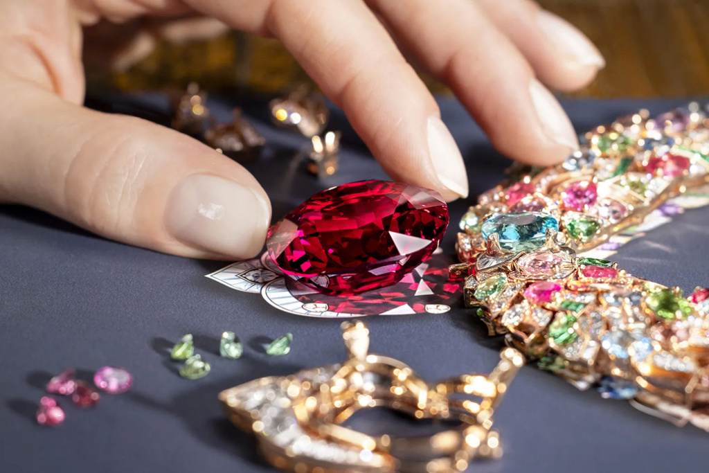 Серьги-подвески Harry Winston из коллекции Amalfi Coast с рубеллитами изумрудной огранки, турмалинами Параиба, бирюзой и бриллиантами, четвертая по величине в мире шпинель для колье Bvlgari Polychroma