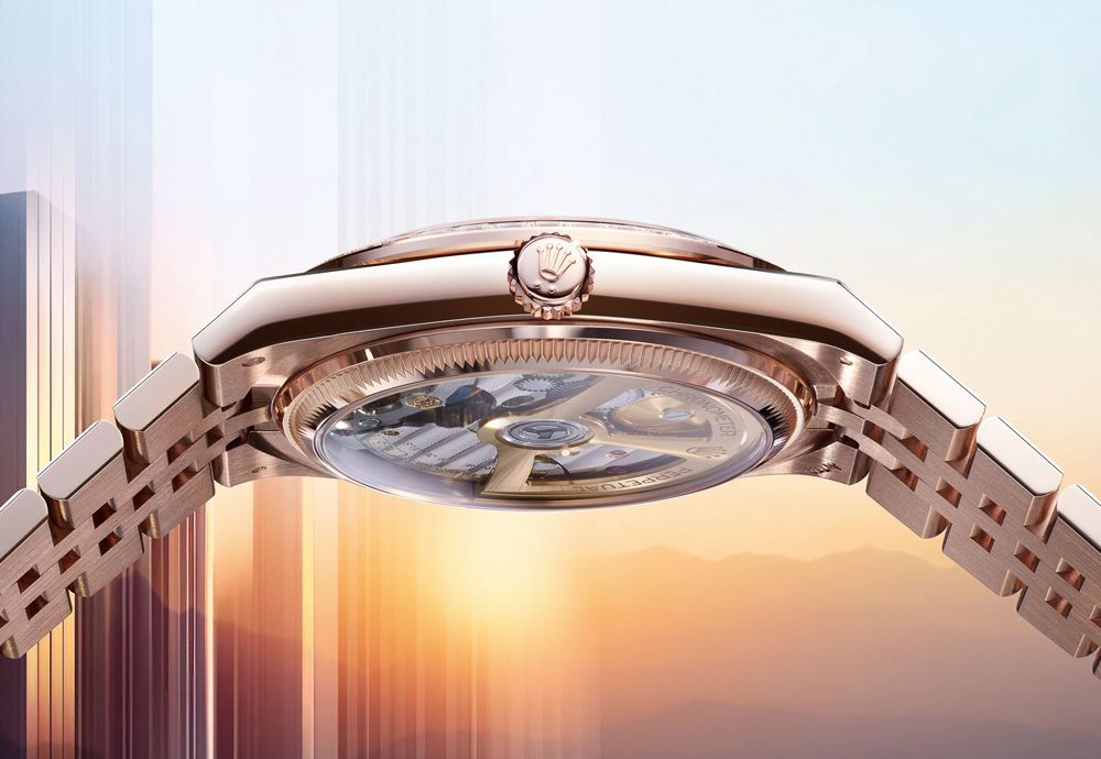 Часы Land-Dweller оснащены мануфактурным калибром 7135 с усовершенствованным спусковым механизмом Dynapulse