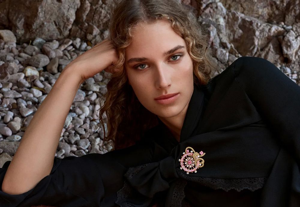 Вдохновением для коллекции Van Cleef & Arpels Treasure Island стал роман Р.Л. Стивенсона «Остров сокровищ»