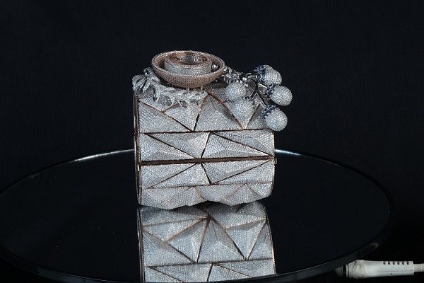 Часы Srinika вымощены 17 524 бриллиантами ручной огранки и 113 голубыми сапфирами