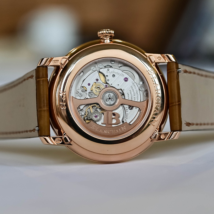 Серия получила название Golden Hour, что отразилось в опаловых и золотисто-коричневых оттенках циферблатов