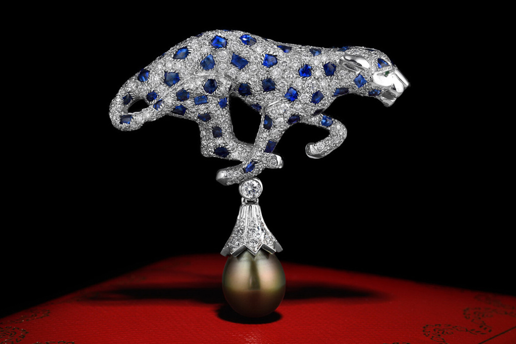 Брошь, созданная для герцогини Виндзорской Уоллис Симпсон в 1948 году − первое трехмерное изображение пантеры; Брошь Cartier Panthère Convertible с подвеской из культивированного таитянского жемчуга
