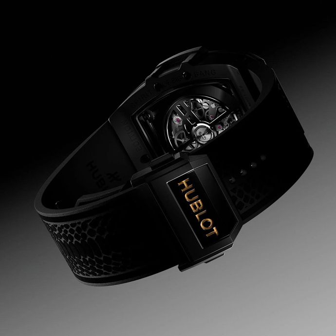 Часы оснащены автоматическим скелетонизированным калибром HUB4700
