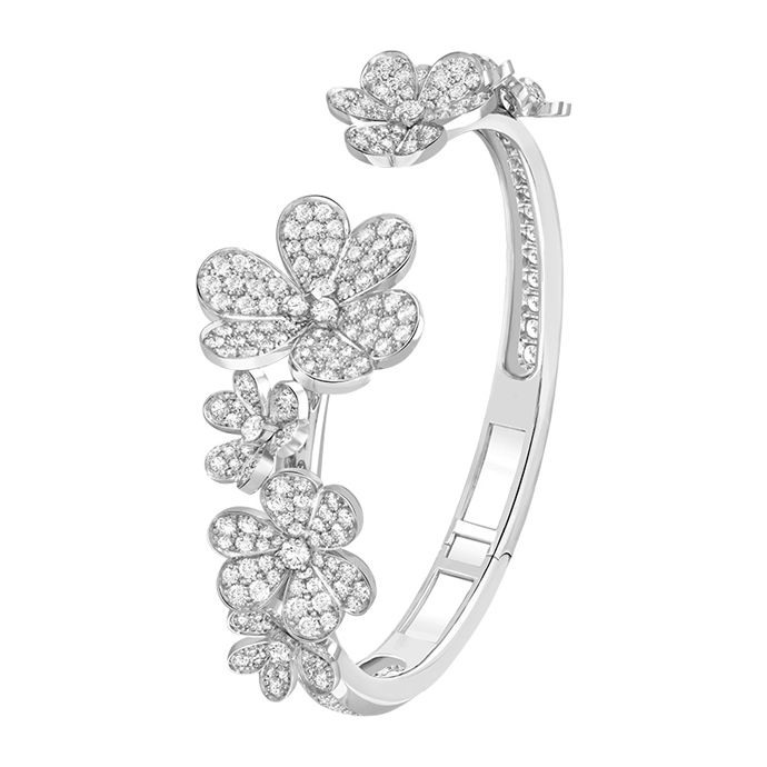 Драгоценные цветы Frivole воплотились в браслет, кольцо, и комплект из серег, подвески и кольца Between the Finger