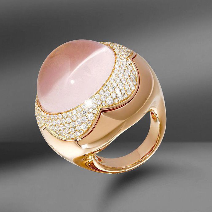 Золотое кольцо Pasquale Bruni с розовым кварцем и бриллиантами и золотая подвеска Mauboussin Rose d'Amour с розовым кварцем и сапфирами