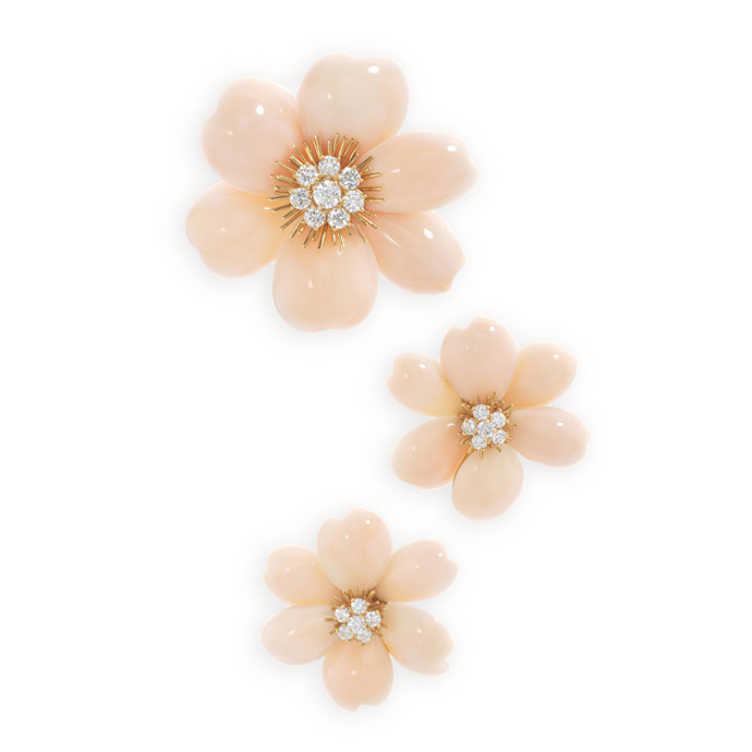 Комплект украшения Rose de Noël из розовых кораллов, проданный на аукционе Sotheby’s в мае 2025 года за 47,6 тысяч долларов США