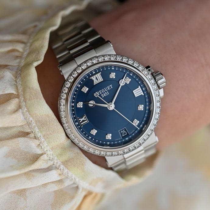 Толщина корпуса Breguet Marine Dame 9518 составляет 9,89 мм, а водонепроницаемость – 50 м