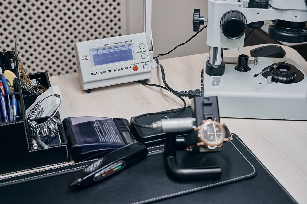 С помощью устройства WeiShi Timegrapher-1000 специалист проверяет работу часового механизма