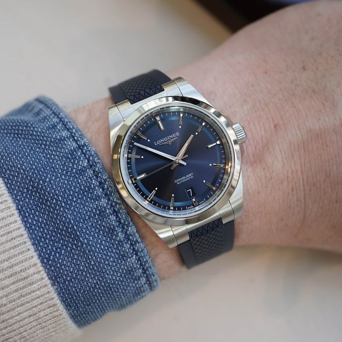 Longines Conquest хорошо сбалансированы на запястье 