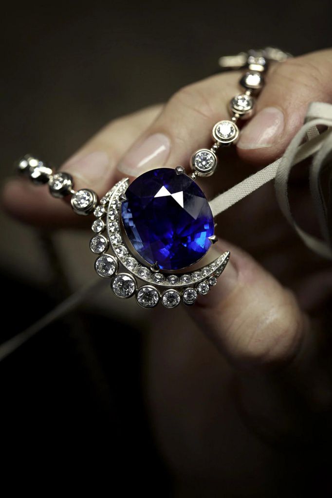 Бриллианты круглой огранки окружают ярко-синий сапфировальной формы весом 55,55 карат