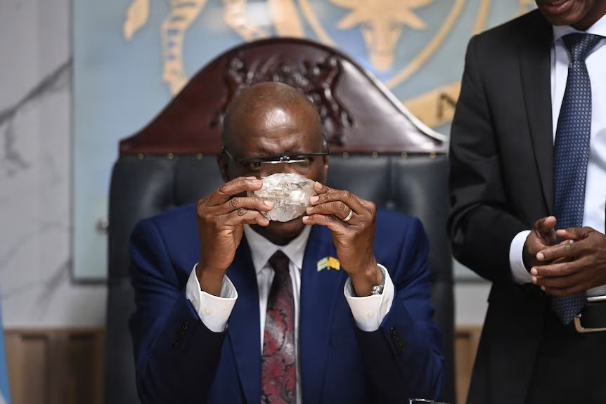 Президент Ботсваны осматривает алмаз весом 2492 карата на церемонии в Габороне