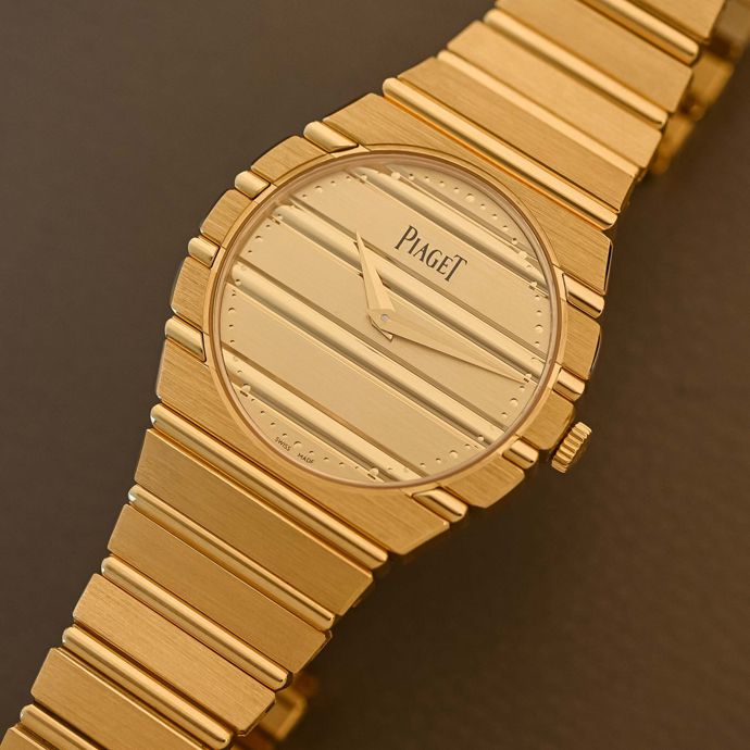 Часы изготавливаются полностью из золота, а хронометр и браслет составляют единое эстетическое целое