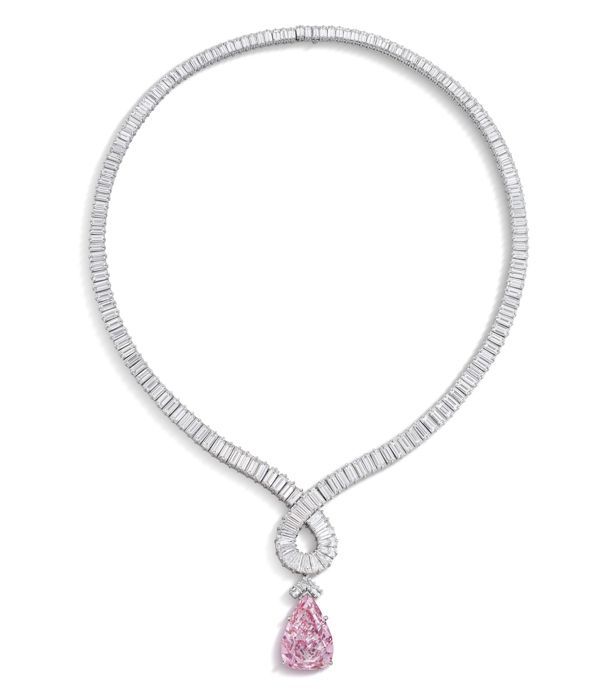 Fortune Pink можно достать из кольца и использовать в качестве подвески на бриллиантовом колье из белого золота