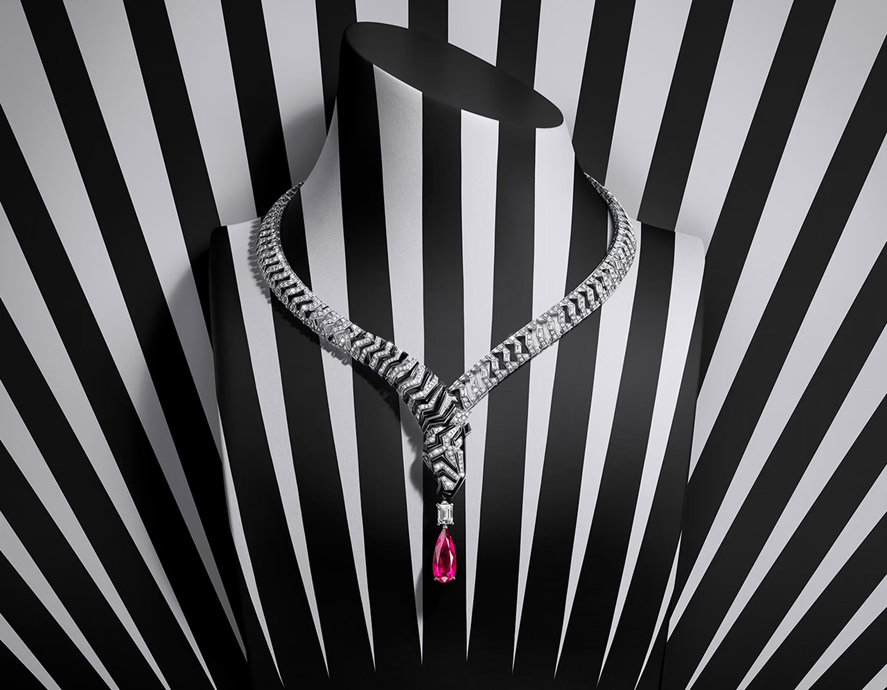 Колье Mochelys с съемной брошью черепахой, колье Koaga с интерпретацией зебры и колье Celestun с изображением фламинго в центре