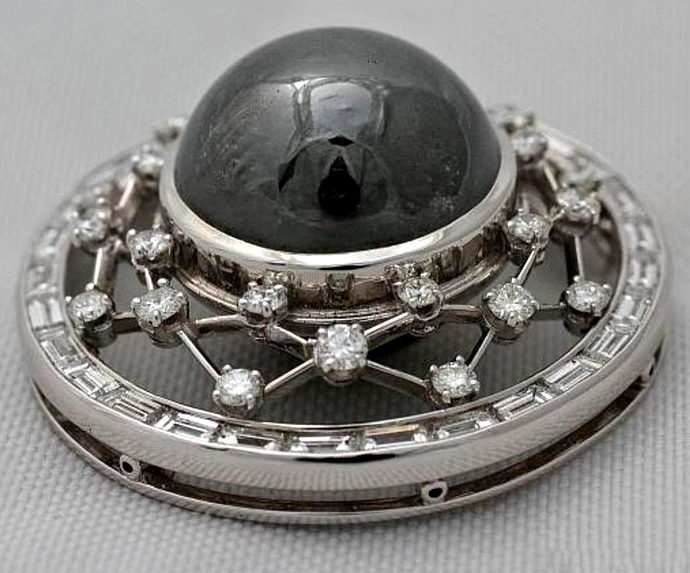Черный бриллиант Winston Adamantine Pearl («Адамантовая жемчужина Уинстона») огранки «кабошон»