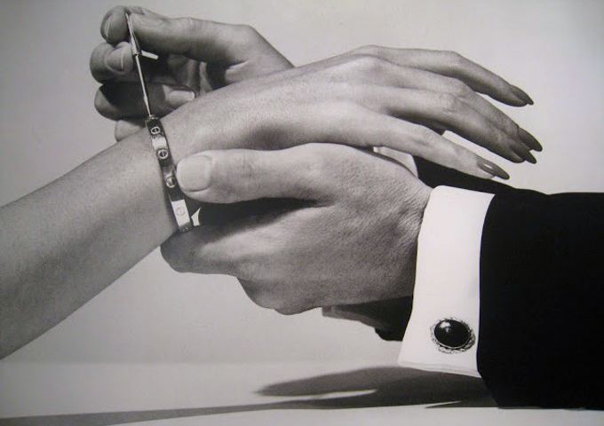 Фотография Гэри Бернстайна - браслет Cartier Love в Музее современного искусства в Нью-Йорке