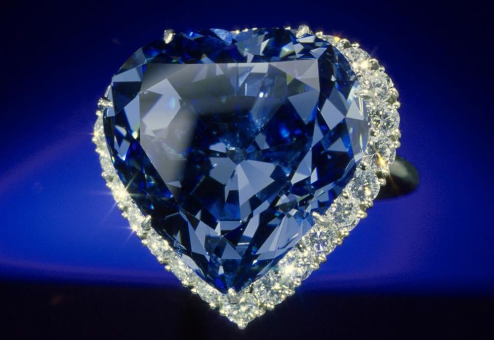 Бриллиант Blue Heart, оправленный в кольца Harry Winston, в окружении других бриллиантов из коллекции Смитсоновского института