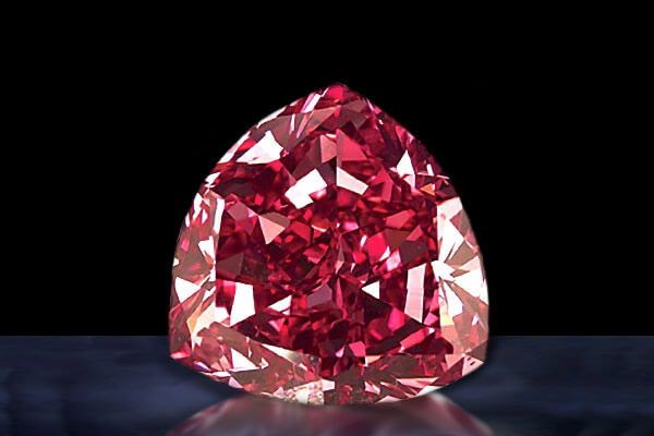 Бриллиант Мусаева (The Moussaieff Red Diamond) фантазийного красного цвета весом 5,11 карат и бриллиант фантазийного красного цвета весом 1,01 карата Argyle Bohème