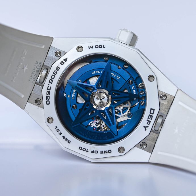 Часы оснащены калибром El Primero 3620 SK с автоподзаводом