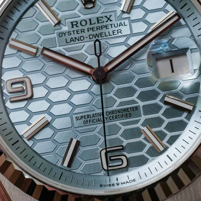 На циферблате сложный мотив с углублениями создан с помощью высокоточного лазера