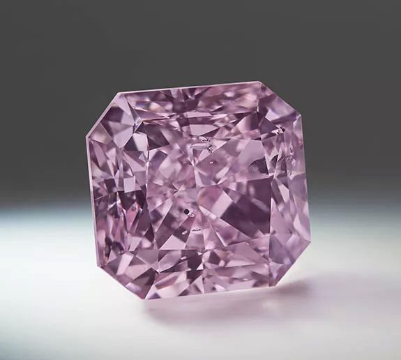 Бриллиант Royal Purple Heart весом 7,34 карата фантазийного ярко-фиолетового цвета, бриллиант Argyle Ethereal весом 2,45 карата фантазийного интенсивного фиолетово-розового цвета и бриллиант Argyle Infinité фантазийного темно-фиолетово-серого цвета весом 0,70 карата.
