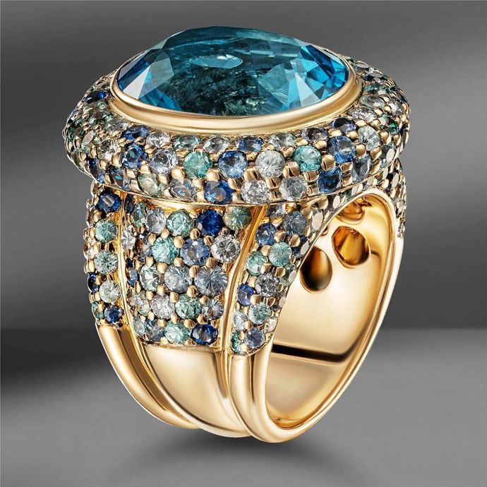 Золотое кольцо с топазом в окружении цирконов, сапфиров и бриллиантов, установленных в технике Side-by-Side Setting