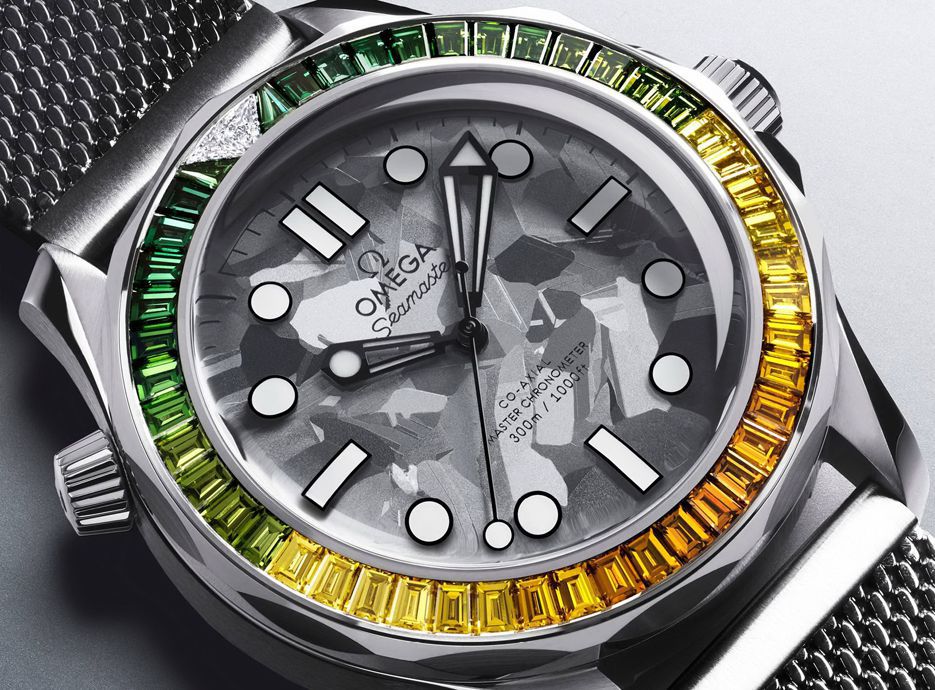 Безель часов вымощен бриллиантами в оттенках флага Ямайки
