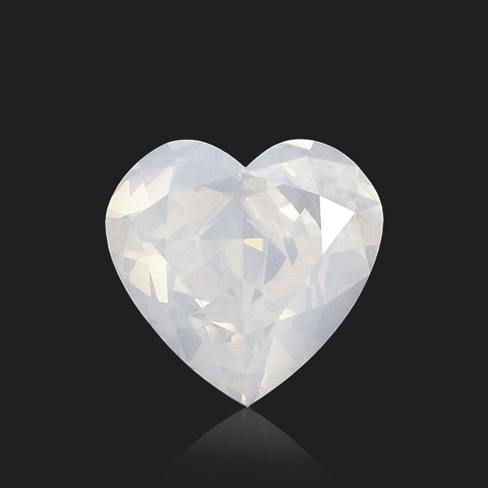Дымчато-белый бриллиант грушевидной огранки, белый бриллиант огранки «сердце», небесно-белый бриллиант огранки «кушон»