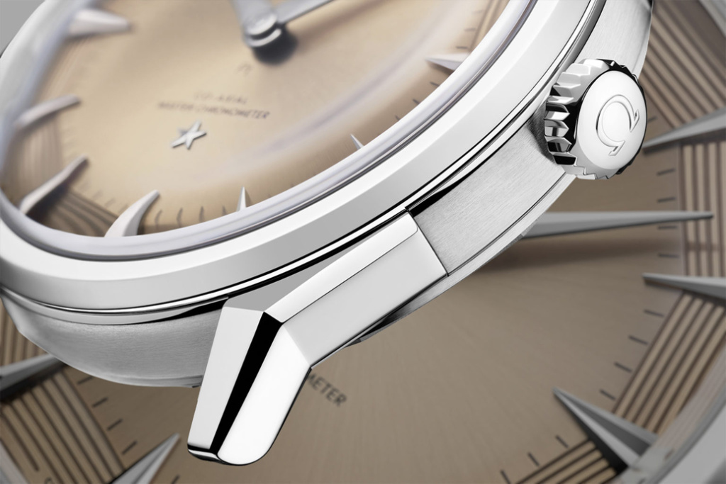 Ушки «dog-leg» и циферблат «pie-pan» вернулись в современном исполнении в линейке Constellation Observatory, а для золотых моделей доступен браслет с характерным «кирпичным» рисунком