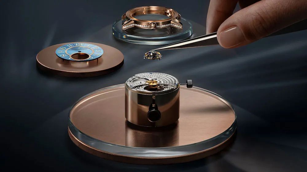 Отличительная черта новой модели – удивительный сине-зеленый оттенок Serenity Blue и турбийон в окружении бриллиантов