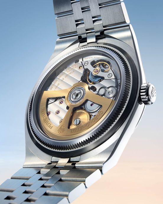 Часы Land-Dweller оснащены мануфактурным калибром 7135 с усовершенствованным спусковым механизмом Dynapulse