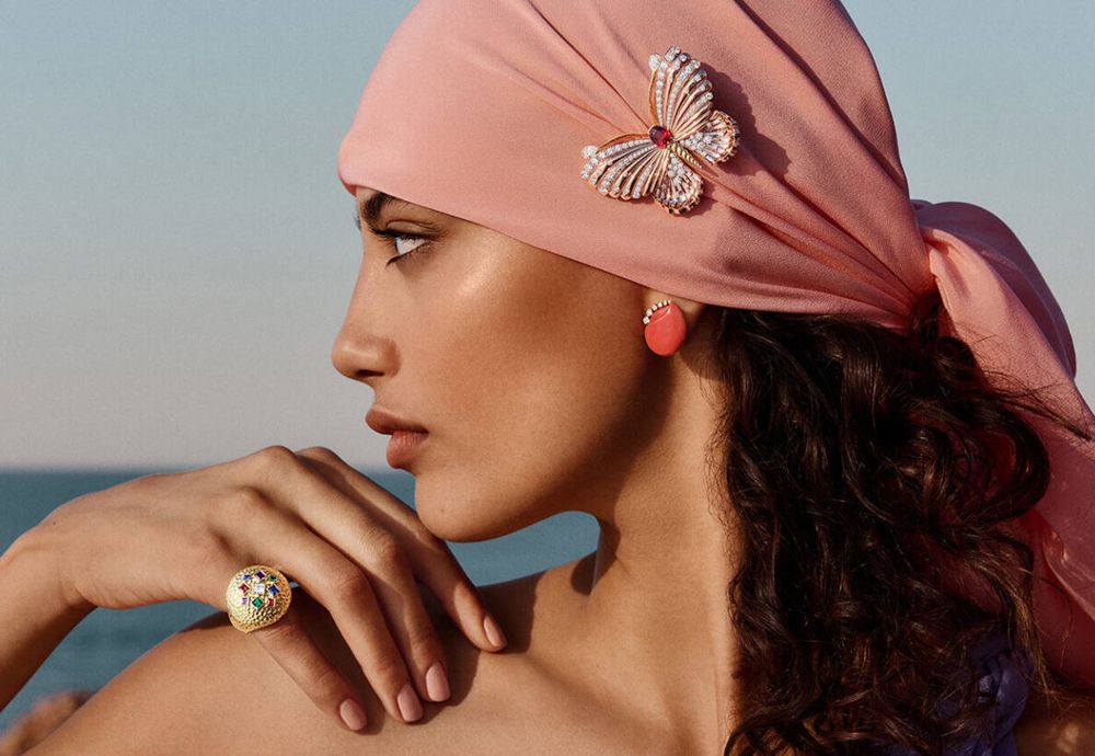 Вдохновением для коллекции Van Cleef & Arpels Treasure Island стал роман Р.Л. Стивенсона «Остров сокровищ»