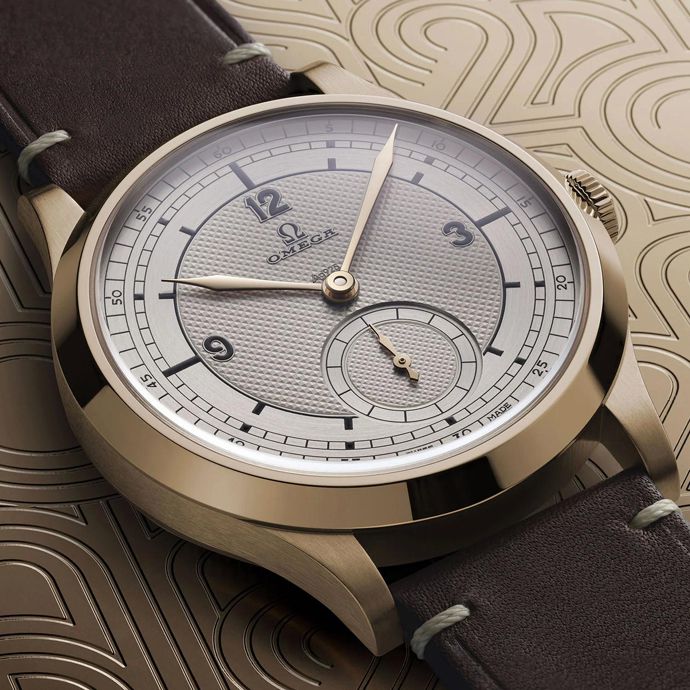 Корпус часов изготовлен из эксклюзивного золотого сплава Bronze Gold, разработанного брендом