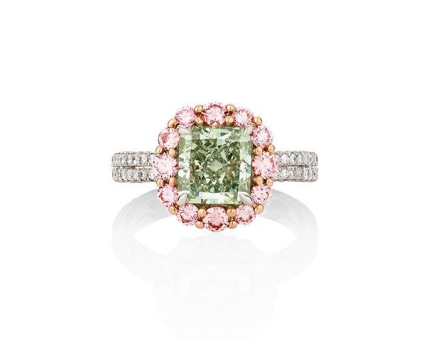 Зеленый бриллиант весом 2,26 карат в окружении розовых сапфиров и бесцветных бриллиантов