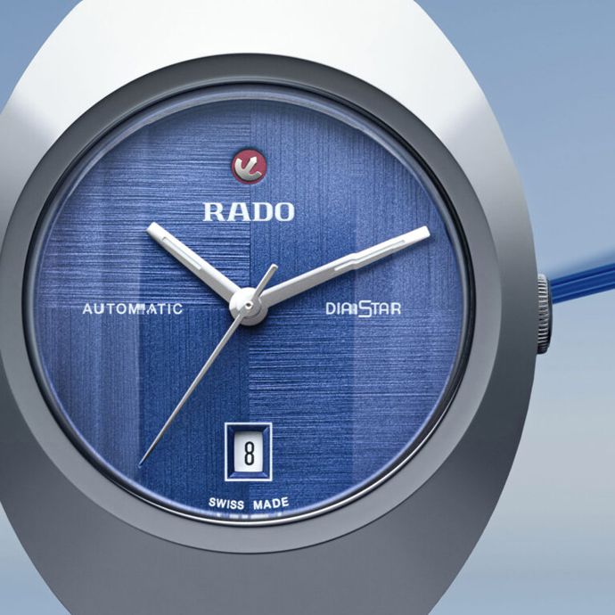 Покатый безель часов выполнен из Ceramos платинового цвета и отполирован до зеркального блеска