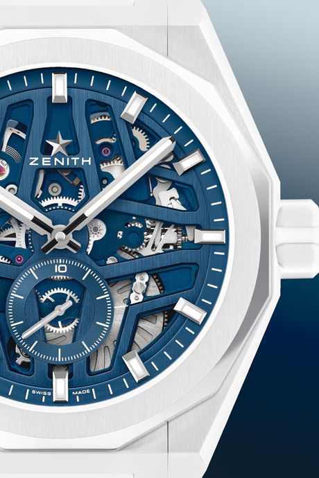 Белую керамику корпуса и браслета бренд соединил с синим цветом механизма 