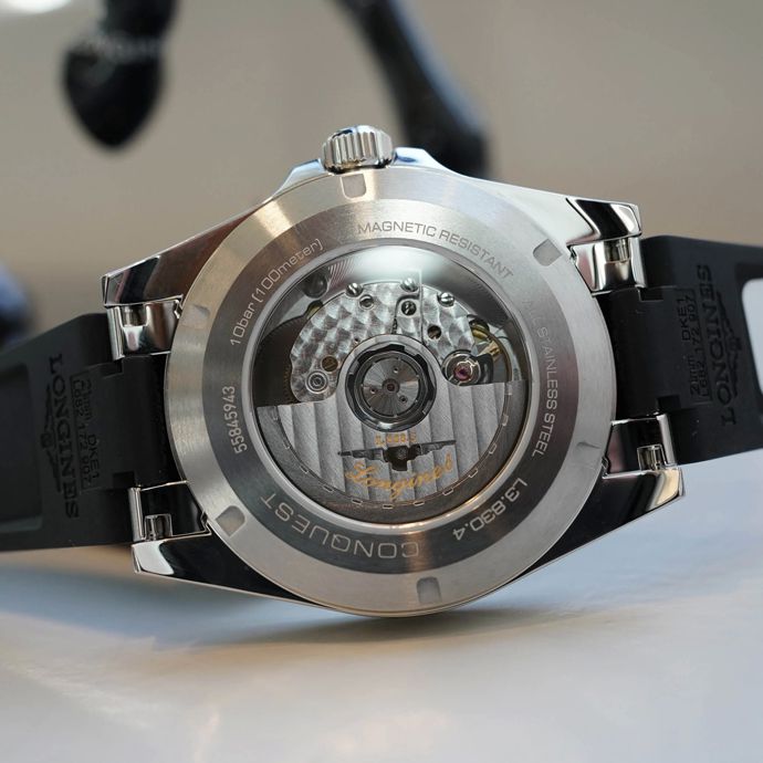 Часы оснащены усовершенствованным Longines калибром L888.5