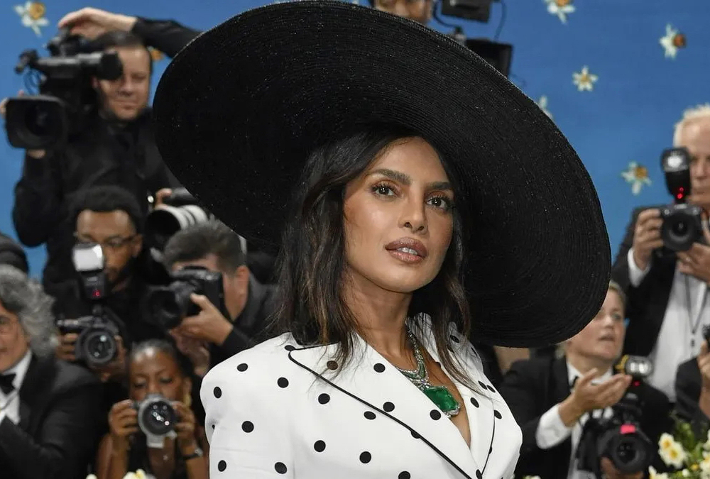 Приянка Чопра в колье Magnus Emerald и Энн Хэтэуэй в колье Cosmic Vault на Met Gala 2025 в Нью-Йорке