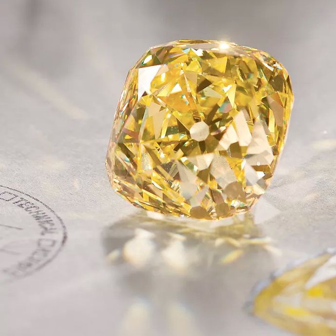Бриллиант Tiffany Diamond весом 128,54 карата и новый дизайн броши-подвески Tiffany & Co. со знаменитым кристаллом, а также кольца, подвеска и серьги с бриллиантами Fancy Yellow