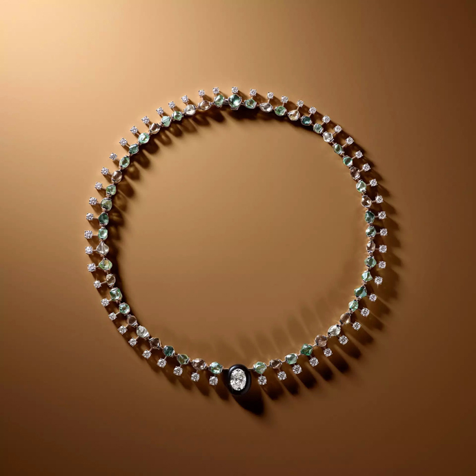 Украшения первой главы коллекции Essence of Nature: ожерелье Embrace, колье Interlace, кольцо Foundation