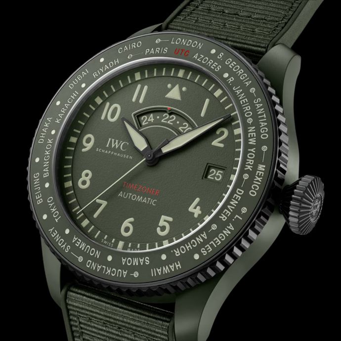 Главная особенность часов с корпусом из темно-зеленой керамики − функция Timezoner®